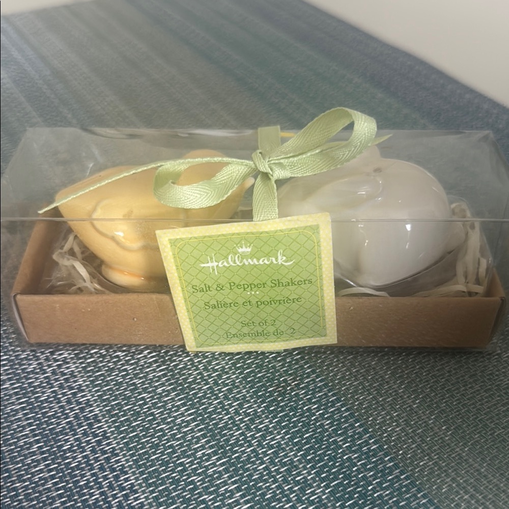 Hallmark Easter Yellow and White Salt & Pepper Shakers